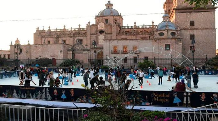 Ya se registran accidentes en la pista de hielo en el centro de Morelia