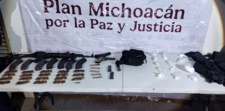 Chofer de camioneta huye y deja abandonas armas de fuego y droga