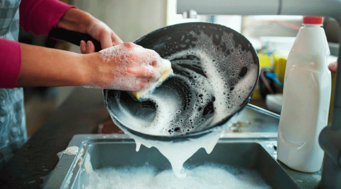 Truco casero para sartenes: olvídate del bicarbonato y el limón y déjalas como nuevas