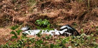 Vuelca camioneta de FGE que se dirigía a Coahuayana; hay dos elementos heridos