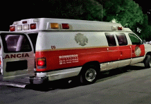 Agente vial de Zitácuaro balea a pareja en motocicleta; una joven fallece