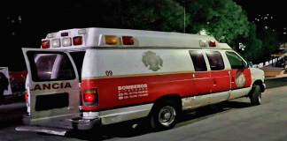 Agente vial de Zitácuaro balea a pareja en motocicleta; una joven fallece