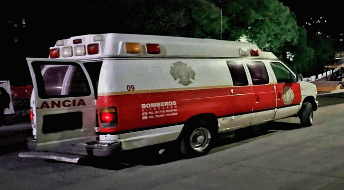 Agente vial de Zitácuaro balea a pareja en motocicleta; una joven fallece