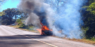 Se incendia camioneta sobre la carretera “libre” Uruapan-Pátzcuaro