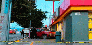 Adulto muere al sufrir infarto mientras conducía, su camioneta acabó impactada contra un OXXO