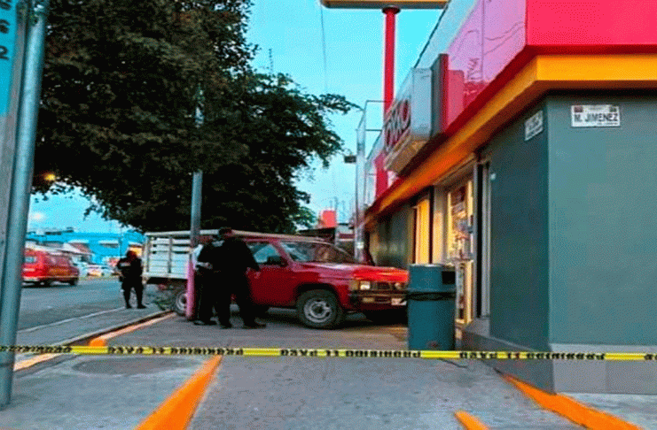 Adulto muere al sufrir infarto mientras conducía, su camioneta acabó impactada contra un OXXO