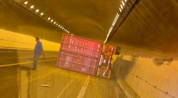 Vuelca tractocamión en la Pátzcuaro-Cuitzeo