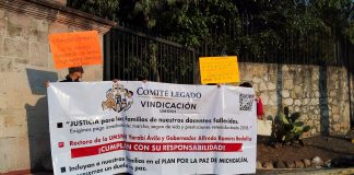 Viudas y familiares de maestros y trabajadores de la UMSNH se manifiestan por falta de pago de sus prestaciones