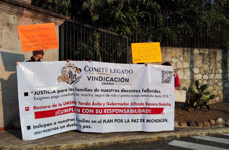 Viudas y familiares de maestros y trabajadores de la UMSNH se manifiestan por falta de pago de sus prestaciones