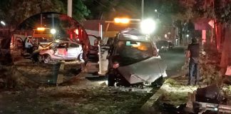 Auto vuelca y choca contra árbol en la Av. Camelinas de Morelia