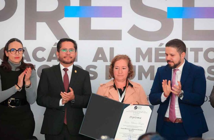 “Esta presea es un símbolo de lucha, verdad y dignidad”, afirmó Giulianna Bugarini al reconocer a Verónica Villaseñor