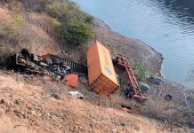 Tractocamión cae a barranco en la Siglo XXI; conductor pierde la vida