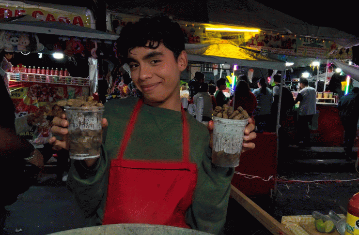 Peregrinos abarrotan San Diego y elevan ventas de caña y cacahuate este año