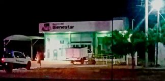 Camioneta choca y termina dentro del Banco del Bienestar de Múgica