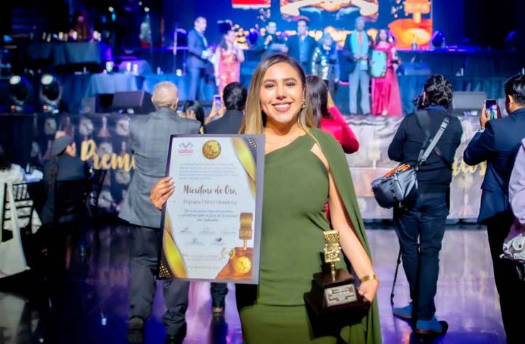 Dayana Pérez Mendoza recibe el Micrófono de Oro Invierno 2025 por su trayectoria y labor social
