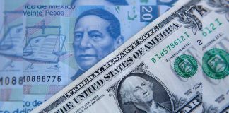 Dólar inicia la jornada por debajo de las 18 pesos en México