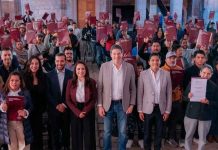 Gladyz Butanda entrega escrituras a 300 familias morelianas