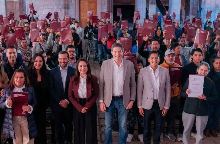 Gladyz Butanda entrega escrituras a 300 familias morelianas