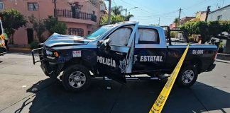 Video de cámara privada revela choque de patrulla contra un auto de 2 millones de pesos en Guadalajara