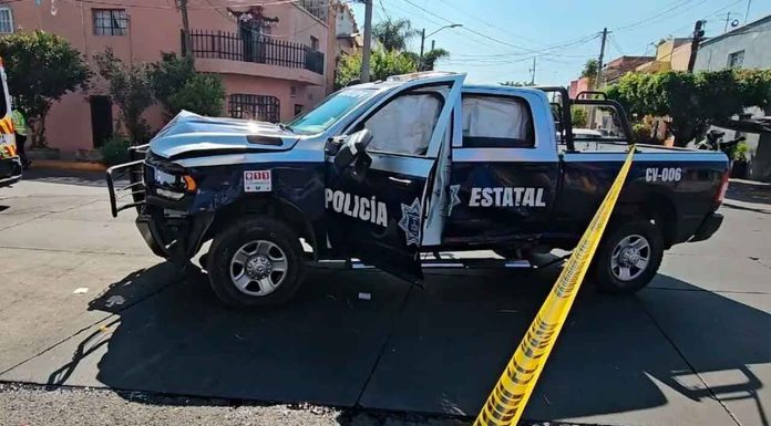 Video de cámara privada revela choque de patrulla contra un auto de 2 millones de pesos en Guadalajara