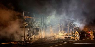 Incendio consume remolque con 5 vehículos nuevos en la autopista Siglo XXI