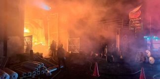 Emergencia en Chavinda, arde fábrica de plásticos