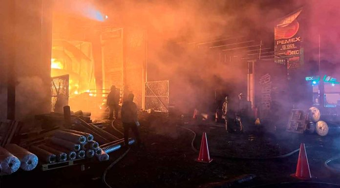 Emergencia en Chavinda, arde fábrica de plásticos