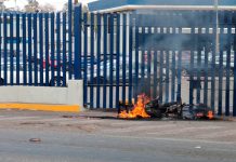 Comuneros de Carapan queman motopatrulla de la GC afuera de la FGE en Morelia