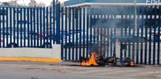 Comuneros de Carapan queman motopatrulla de la GC afuera de la FGE en Morelia