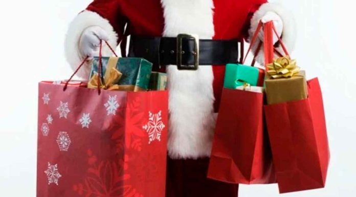 Último día de compras navideñas provoca saturación en centros comerciales y mercados
