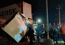 Camión es embestido por el ferrocarril en Tzurumútaro