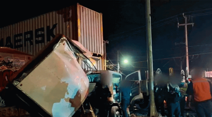 Camión es embestido por el ferrocarril en Tzurumútaro