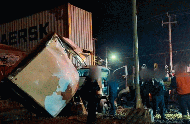 Camión es embestido por el ferrocarril en Tzurumútaro