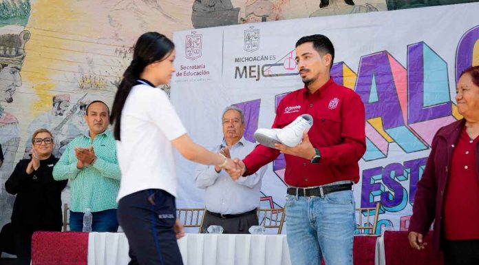 Más de 650 estudiantes de Yurécuaro son apoyados con tenis escolares