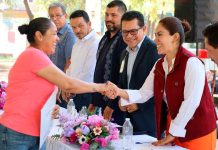 Con el respaldo de Fanny Arreola, 90 familias de Apatzingán reciben escrituras que garantizan su patrimonio.