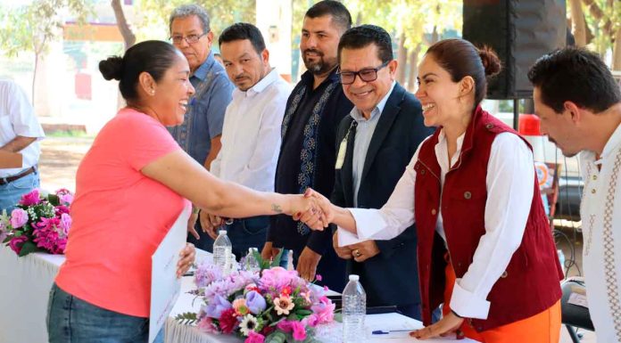 Con el respaldo de Fanny Arreola, 90 familias de Apatzingán reciben escrituras que garantizan su patrimonio.