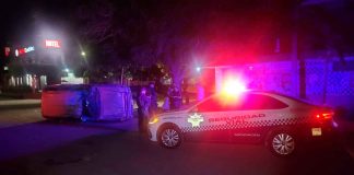 En su camioneta perseguía a sujetos que robaron una moto y termina volcado