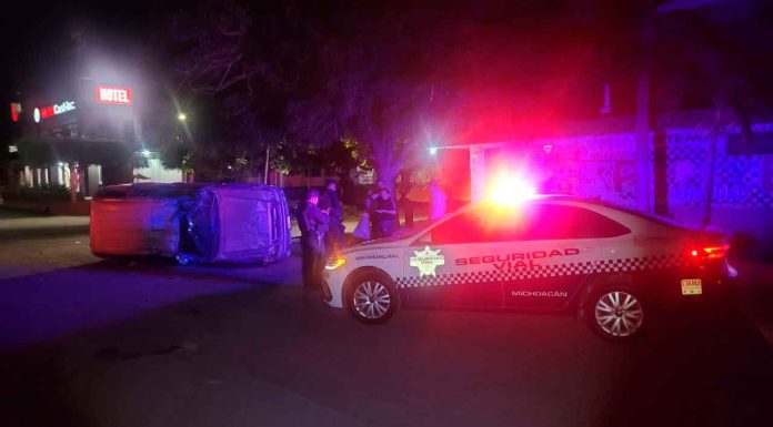 En su camioneta perseguía a sujetos que robaron una moto y termina volcado