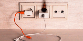 Dejar el cargador enchufado sin usar: ¿qué riesgos tiene?