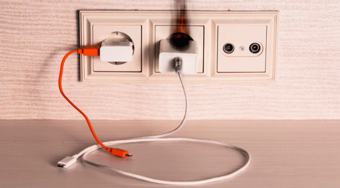 Dejar el cargador enchufado sin usar: ¿qué riesgos tiene?