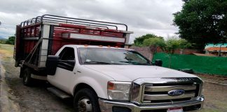 Asaltan camioneta repartidora y roban mercancía en carretera Uruapan-Parácuaro
