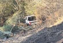 Vuelca camioneta en carretera Tiripetío-La Eréndira, es abandonada