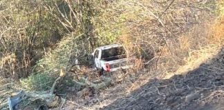 Vuelca camioneta en carretera Tiripetío-La Eréndira, es abandonada