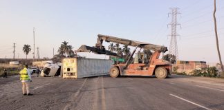 Aparatoso volcadura de tailer, en la Autopista Siglo XXI