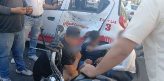 Motociclista resulta herido al cocar contra taxi, en Apatzingán