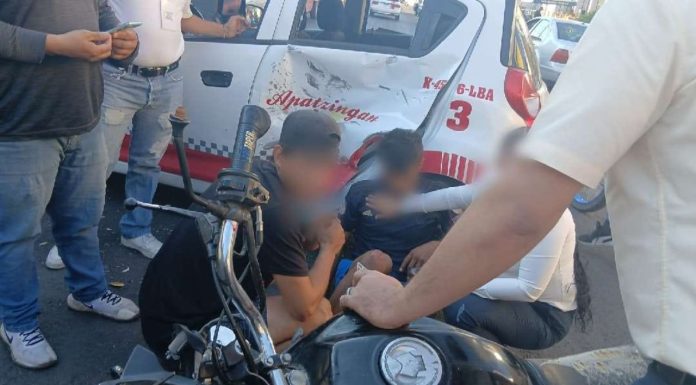 Motociclista resulta herido al cocar contra taxi, en Apatzingán