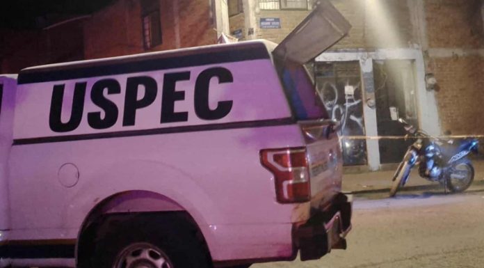 Camioneta embiste a motociclistas al norte de Morelia; hay una joven muerta y dos adolescentes heridos