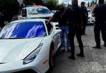 Guardia Civil detiene a pareja en un Ferrari con reporte de robo, en Morelia