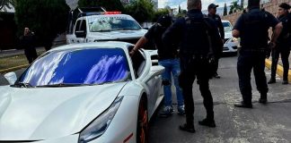 Guardia Civil detiene a pareja en un Ferrari con reporte de robo, en Morelia