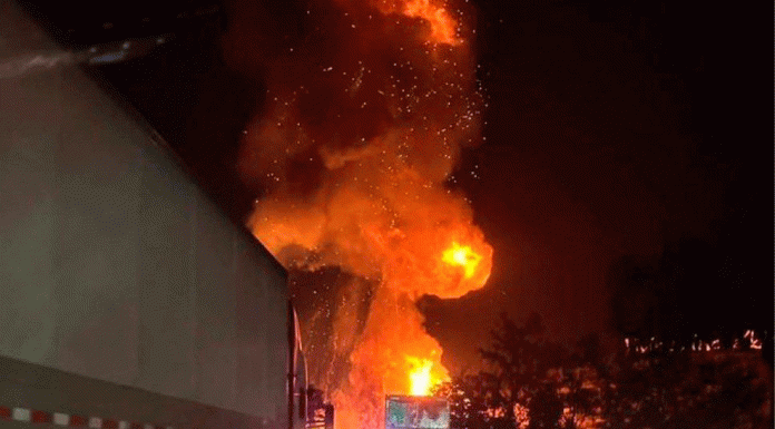 Explota pipa de gas LP en la autopista México-Querétaro; provoca incendio y cierre vial